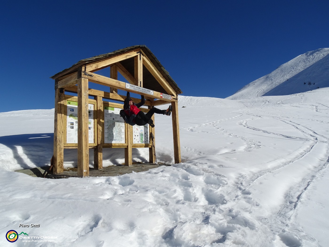 04 Impossibile proseguire per Cima Villa (in alto a dx) , si affonda troppo, ci fermiamo qui per il pranzetto al sacco.JPG
